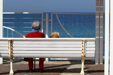 geri kalanı için bir Bank açık bir parkta duruyor 