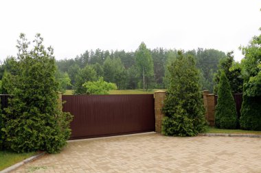 Çit - geçiş için yangın dolapları ve gates geçiş için başka bir bölgede, bir çit korumak için hizmet yapmak. 