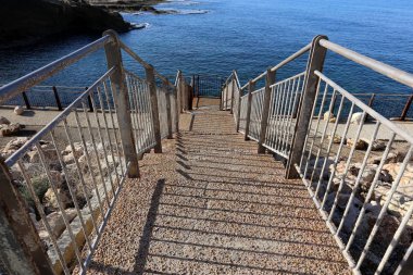 Çit - geçiş için yangın dolapları ve gates geçiş için başka bir bölgede, bir çit korumak için hizmet yapmak. 