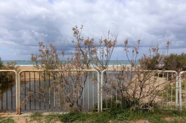 Çit - geçiş için yangın dolapları ve gates geçiş için başka bir bölgede, bir çit korumak için hizmet yapmak. 