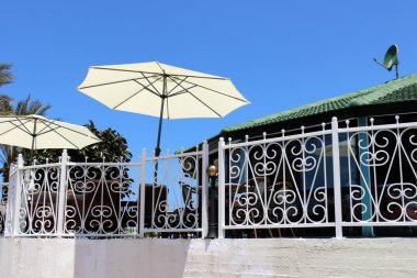 Çit - geçiş için yangın dolapları ve gates geçiş için başka bir bölgede, bir çit korumak için hizmet yapmak. 