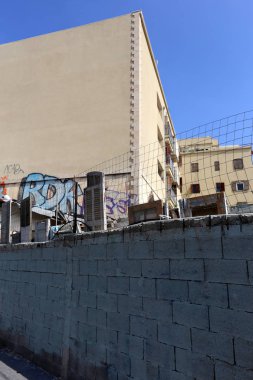 Çit - geçiş için yangın dolapları ve gates geçiş için başka bir bölgede, bir çit korumak için hizmet yapmak. 