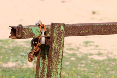 Çit - geçiş için yangın dolapları ve gates geçiş için başka bir bölgede, bir çit korumak için hizmet yapmak. 