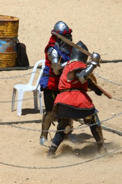 Şövalyeler kılıç knights kıyafeti İsrail üzerinde mücadele 