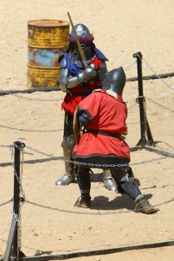 Şövalyeler kılıç knights kıyafeti İsrail üzerinde mücadele 