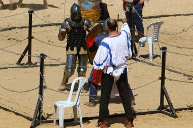 Şövalyeler kılıç knights kıyafeti İsrail üzerinde mücadele 