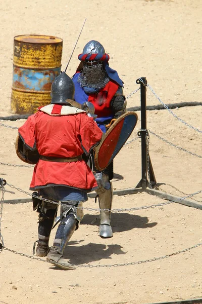 Şövalyeler Kılıç Knights Kıyafeti Srail Üzerinde Mücadele — Stok fotoğraf