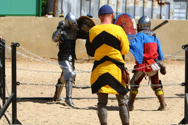 イスラエル共和国の騎士の衣装で剣の騎士の戦い — ストック写真
