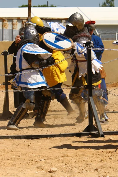 Şövalyeler Kılıç Knights Kıyafeti Srail Üzerinde Mücadele — Stok fotoğraf