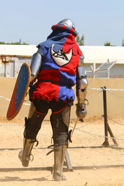 Şövalyeler Kılıç Knights Kıyafeti Srail Üzerinde Mücadele — Stok fotoğraf
