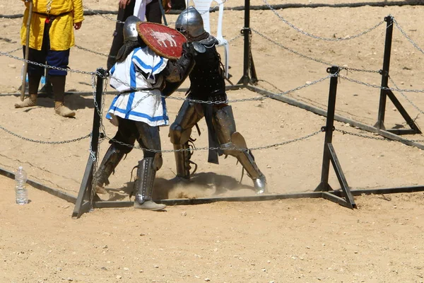 骑士在以色列骑士队中的剑战 — 图库照片
