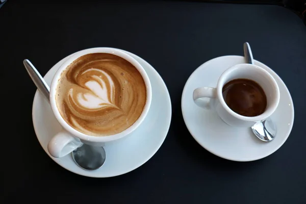 Auf Dem Tisch Liegt Ein Heißer Und Starker Kaffee — Stockfoto