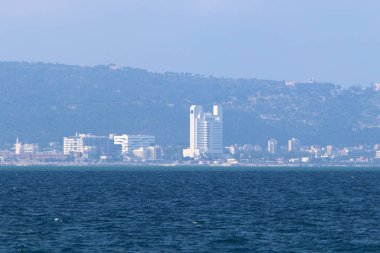 Mount Carmel Akdeniz kıyısında eteklerinde Hayfa - bir liman İsrail'deki yatıyor 