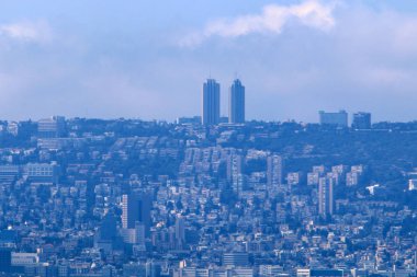 Mount Carmel Akdeniz kıyısında eteklerinde Hayfa - bir liman İsrail'deki yatıyor 
