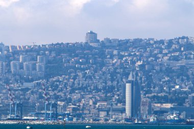Mount Carmel Akdeniz kıyısında eteklerinde Hayfa - bir liman İsrail'deki yatıyor 