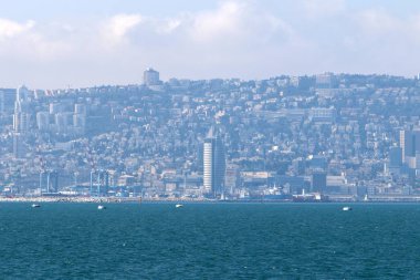 Mount Carmel Akdeniz kıyısında eteklerinde Hayfa - bir liman İsrail'deki yatıyor 