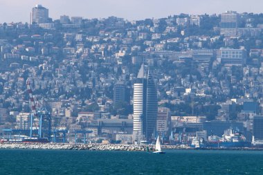 Mount Carmel Akdeniz kıyısında eteklerinde Hayfa - bir liman İsrail'deki yatıyor 