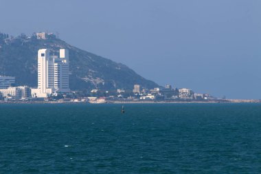 Mount Carmel Akdeniz kıyısında eteklerinde Hayfa - bir liman İsrail'deki yatıyor 