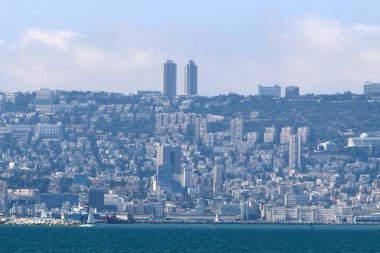 Mount Carmel Akdeniz kıyısında eteklerinde Hayfa - bir liman İsrail'deki yatıyor 