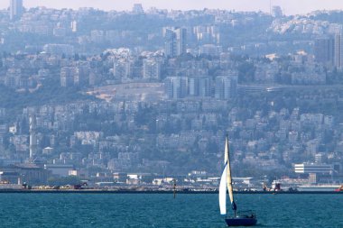 Mount Carmel Akdeniz kıyısında eteklerinde Hayfa - bir liman İsrail'deki yatıyor 