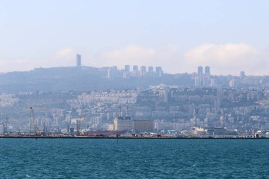 Mount Carmel Akdeniz kıyısında eteklerinde Hayfa - bir liman İsrail'deki yatıyor 
