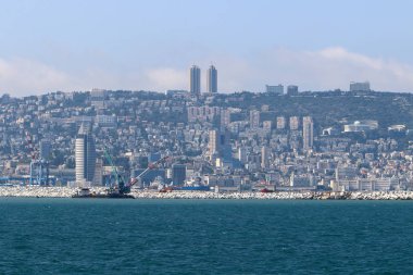 Mount Carmel Akdeniz kıyısında eteklerinde Hayfa - bir liman İsrail'deki yatıyor 