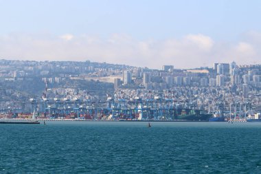 Mount Carmel Akdeniz kıyısında eteklerinde Hayfa - bir liman İsrail'deki yatıyor 