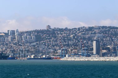 Mount Carmel Akdeniz kıyısında eteklerinde Hayfa - bir liman İsrail'deki yatıyor 