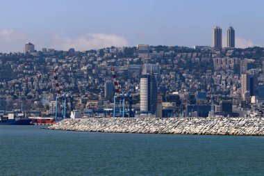 Mount Carmel Akdeniz kıyısında eteklerinde Hayfa - bir liman İsrail'deki yatıyor 