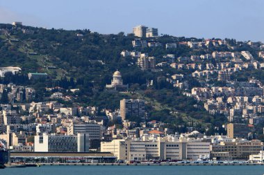 Mount Carmel Akdeniz kıyısında eteklerinde Hayfa - bir liman İsrail'deki yatıyor 