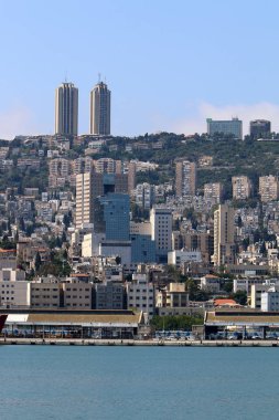 Mount Carmel Akdeniz kıyısında eteklerinde Hayfa - bir liman İsrail'deki yatıyor 