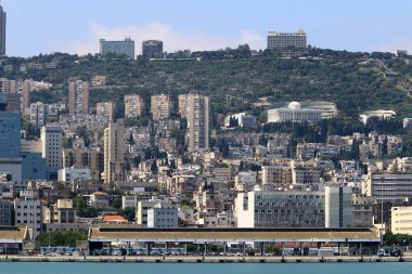 Mount Carmel Akdeniz kıyısında eteklerinde Hayfa - bir liman İsrail'deki yatıyor 