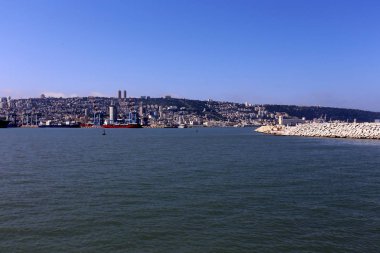 Mount Carmel Akdeniz kıyısında eteklerinde Hayfa - bir liman İsrail'deki yatıyor 