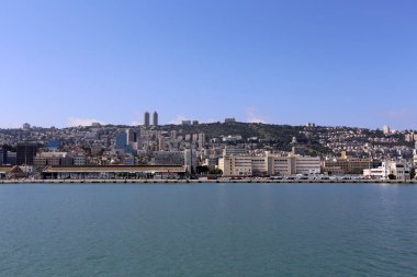 Mount Carmel Akdeniz kıyısında eteklerinde Hayfa - bir liman İsrail'deki yatıyor 