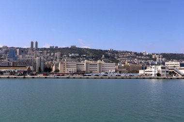 Mount Carmel Akdeniz kıyısında eteklerinde Hayfa - bir liman İsrail'deki yatıyor 