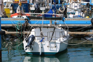 Yatak tarafından shore bir gemi veya tekne bağlama için özel donanımlı bir yerdir 