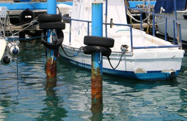 Yatak tarafından shore bir gemi veya tekne bağlama için özel donanımlı bir yerdir 