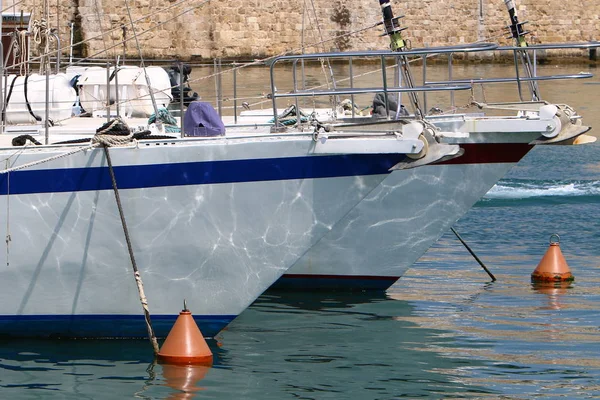 Atraque Lugar Especialmente Equipado Por Orilla Para Amarre Buque Barcos — Foto de Stock