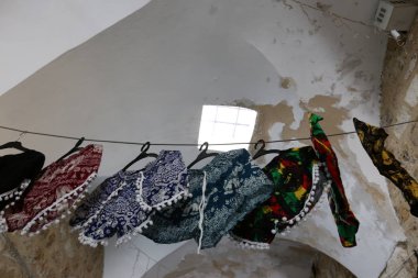 vitrin dükkanda manken standları 