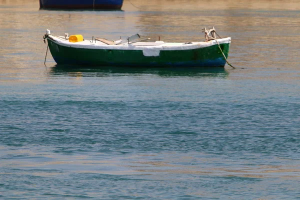 Presso Molo Nella Città Akko Una Piccola Barca Pesca — Foto Stock