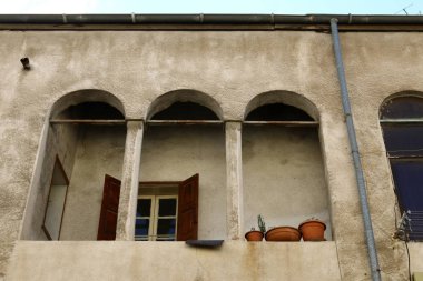 İçine belgili tanımlık oda ve havalandırma ışık almak için hizmet duvarda bir pencere açıyor. 