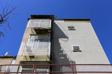 İçine belgili tanımlık oda ve havalandırma ışık almak için hizmet duvarda bir pencere açıyor. 