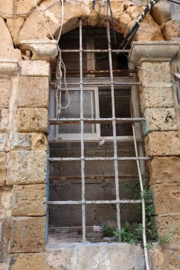 İçine belgili tanımlık oda ve havalandırma ışık almak için hizmet duvarda bir pencere açıyor. 