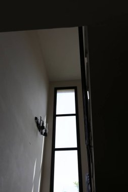 İçine belgili tanımlık oda ve havalandırma ışık almak için hizmet duvarda bir pencere açıyor. 