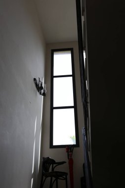 İçine belgili tanımlık oda ve havalandırma ışık almak için hizmet duvarda bir pencere açıyor. 