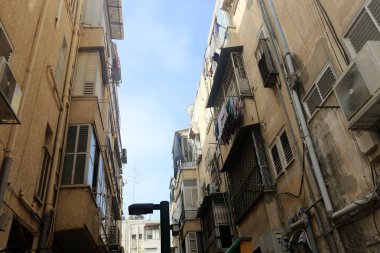 İçine belgili tanımlık oda ve havalandırma ışık almak için hizmet duvarda bir pencere açıyor. 