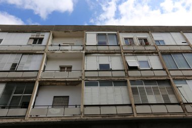 İçine belgili tanımlık oda ve havalandırma ışık almak için hizmet duvarda bir pencere açıyor. 