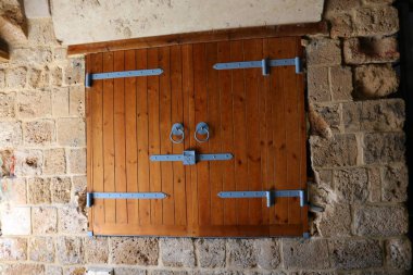 İçine belgili tanımlık oda ve havalandırma ışık almak için hizmet duvarda bir pencere açıyor. 