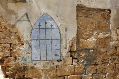 İçine belgili tanımlık oda ve havalandırma ışık almak için hizmet duvarda bir pencere açıyor. 