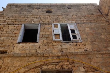 İçine belgili tanımlık oda ve havalandırma ışık almak için hizmet duvarda bir pencere açıyor. 